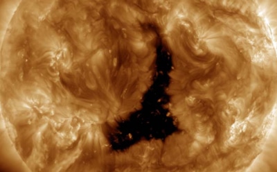 Вихри космические реют над нами: корональная дыра на Солнце — ускорение солнечного ветра