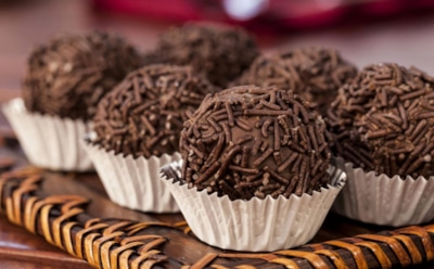 Рецепт из джунглей, где много диких обезьян: попробуйте классический бригадейрос — бразильский десерт с историей