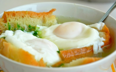 Асорда — хлебный суп из Бразилии: утилизация черствого хлеба — рецепт с зеленью и яйцом