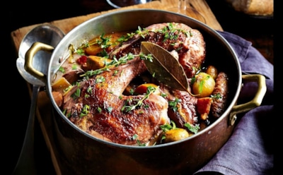 Курица в красном вине: нежный вкус с бургундским акцентом — классика французской кухни