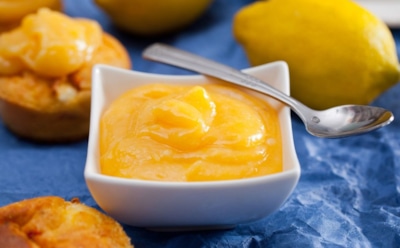 Лимонный творог: нежный крем для тостов и десертов — простой рецепт угощения