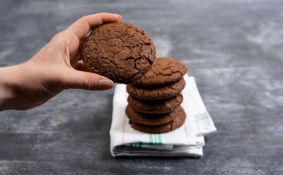 Шоколадное протеиновое печенье: десерт за 3 минуты — полезно, вкусно и быстро