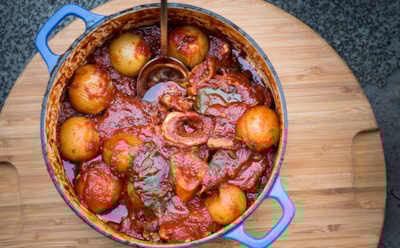 Рагу по-гречески: стифадо из нежной говядины — блюдо с ароматным томатным соусом