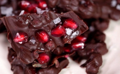 Гранатовые оладьи: десерт с творогом и шоколадом — яркий вкус и полезное угощение