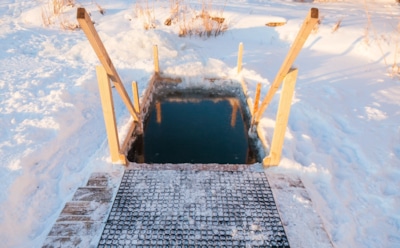 Крещенское купание в проруби: кто может окунаться — советы врача для безопасного ритуала