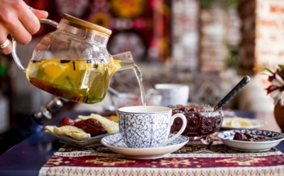 Мятный аромат и цитрусовая свежесть: марокканский чай на основе зеленого — рецепт с историей