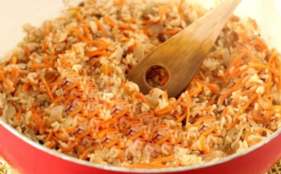 Чесночный рис с овощами: легкий ужин с соевым соусом — простой рецепт с белковыми добавками