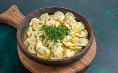 Пельмени в микроволновке: 3 необычных способа приготовления без воды — сливочное масло, томатный сок и сметана