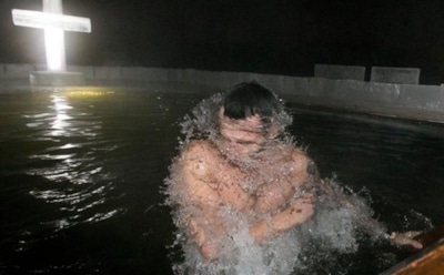 Купание в проруби и алкоголь: главные риски, связанные с употреблением спиртного — советы врача для безопасного Крещения