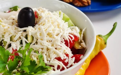 Шопский салат: болгарская классика с овощами и брынзой — рецепт с историей