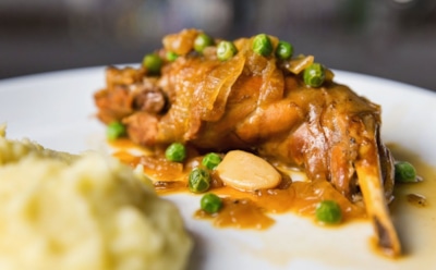 Ушастое блюдо для ценителей здорового питания: кролик в сливках и соевом соусе — вкус гастрономического удовольствия