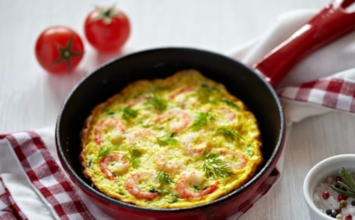 Волшебное сочетание сыра и морепродуктов: приготовьте утром омлет с креветками — вкусный и нежный завтрак