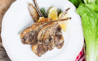 Секреты сочного каре ягненка: простая техника для ароматной корочки — наслаждение за 30 минут