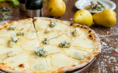 Пицца с грушей и горгонзолой: изысканное блюдо для романтического вечера — простой рецепт с удивительным вкусом