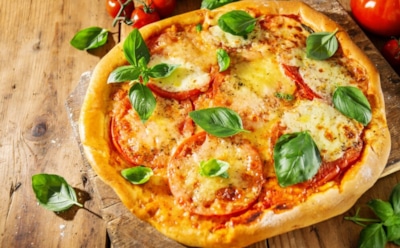 Итальянская классика на домашней кухне: пицца «Маргарита» с томатами и моцареллой — рецепт гармоничного вкуса