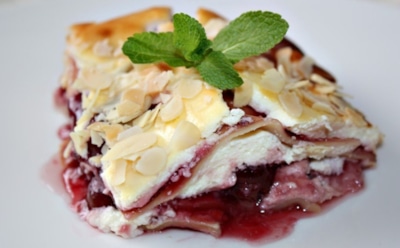Лазанья по-десертному: итальянская классика с творожным вкусом — рецепт с вишней и кедровыми орехами