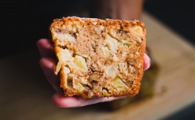 Яблочный хлеб с орехами и корицей: вкусный десерт на каждый день — готовится быстро и без дрожжей