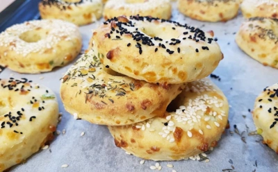 Сырные колечки из творога: нежная закуска с кунжутом и зеленью — без масла и лишних калорий