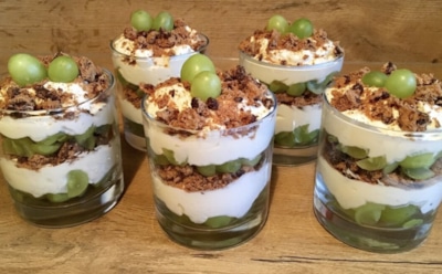 Эффектный десерт с виноградом: нежный крем и слои печенья — угощение за 30 минут