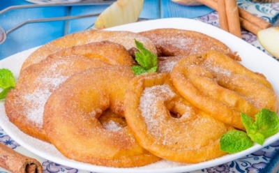Золотистые яблочные колечки: воздушный кляр и аромат корицы — быстрый десерт