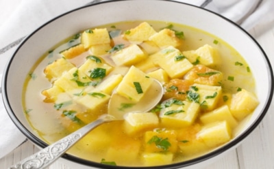 Императорский суп из Болоньи: сырные кубики в бульоне — уютный рецепт для зимы