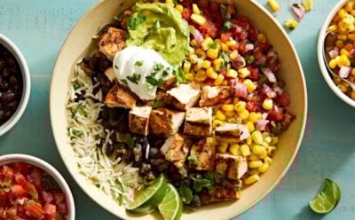 Буррито-боул из простых ингредиентов: рецепт угощения с рисом, курицей и фасолью — мексиканский вкус за 60 минут