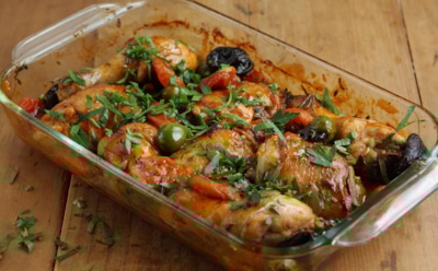 Приготовьте курицу по-провански: сочное мясо с оливками — поразительный рецепт средиземноморской кухни