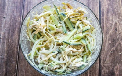 Сытный салат с яичными блинчиками: колбаса, кукуруза и свежий огурец создают аппетитную гармонию вкуса — простой рецепт