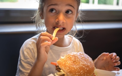 Снеки и фастфуд — хуже не придумаешь: опасности нездоровой пищи для детей — мнение нутрициолога