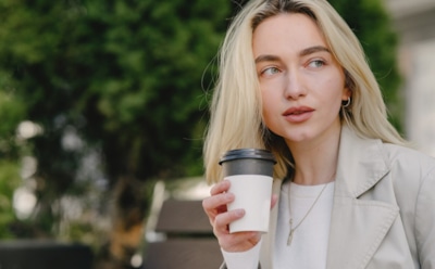 Не все добавки к кофе безопасны: диетолог предупредила о вреде сиропов и алкоголя — как выбрать полезные