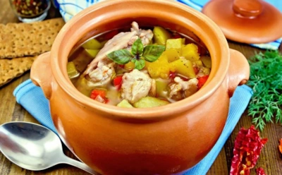 Нежная птичка — сытный обед: жаркое в горшочках с индейкой — ароматное блюдо с картофелем и сметанным соусом