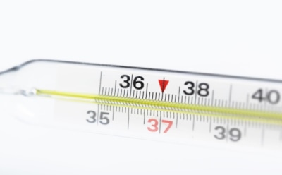 Когда сбивать температуру: врач объяснила, почему 37 °C не требует жаропонижающих — важные нюансы