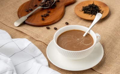 Неожиданный азиатский дуэт: популярный гонконгский напиток юаньян — сочетание кофе и чая с мягкой сливочной текстурой