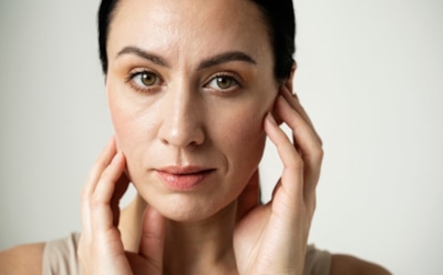 Внешность под угрозой: названы главные враги молодости кожи — косметолог раскрывает причины преждевременного старения