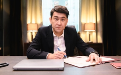 Азамат Мусагалиев рассказал, как в 12 лет прооперировал отца