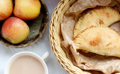 Чебуреки на десерт: нежная начинка и хрустящее румяное тесто — простой рецепт сладкого угощения