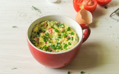 Завтрак за 5 минут: быстрый омлет в кружке с сыром и томатами — нежный и питательный вариант