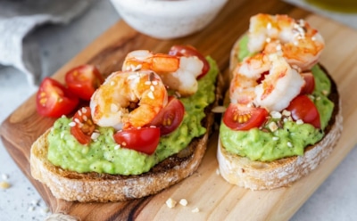 Итальянская классика с морским акцентом: брускетта с креветками и гуакамоле — хрустящая закуска