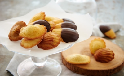 Французское печенье «Мадлен» в шоколаде: нежный бисквит с лимонной ноткой — как приготовить дома