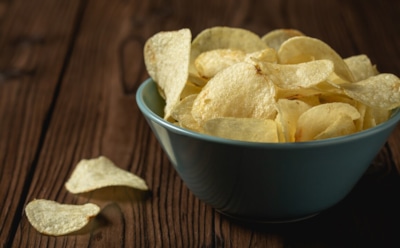 Чипсы вредят сердцу и талии: врач назвала безопасную норму — сколько можно съесть без последствий