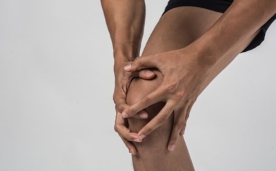 Хруст в коленях не всегда безобиден: врач объяснил причины — когда это сигнал опасных болезней