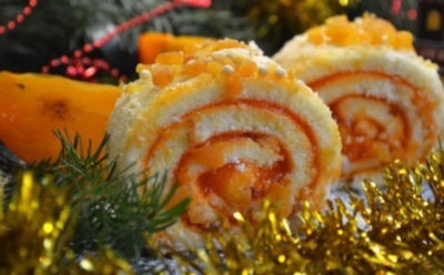 Рулет с хурмой и сливочным кремом: нежный бисквит с пряными нотками — идеальный десерт к чаю