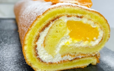 Бисквитный рулет с мандаринами: нежный десерт с цитрусовой свежестью — домашний рецепт