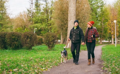 Прогулка как лекарство: час ходьбы в день улучшает здоровье — комментарии врача