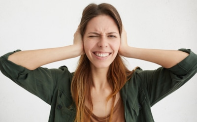 Почему шумит в ушах и как бороться: причины, риски и методы лечения — рассказывает эксперт