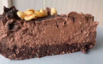 Шоколадный торт без муки и сахара: нежный десерт с кремом из тофу — простой рецепт