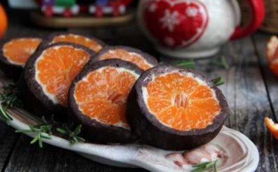 Шоколадный рулет без выпечки: нежный десерт с мандаринами и творогом — простой рецепт