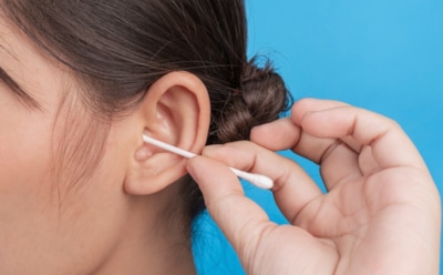Опасность ватных палочек: неправильная чистка ушей приводит к пробкам и воспалению — совет от врача