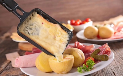 Раклет по-швейцарски: аппетитный аромат расплавленного сыра — готовим с картошкой и солониной