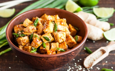 Хрустящий жареный тофу: простой рецепт со специями — идеальная закуска за 10 минут
